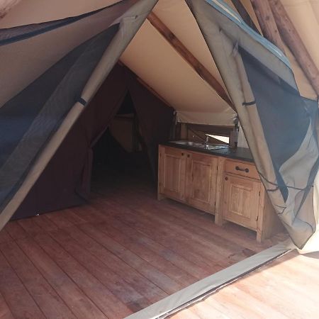 Tente Lodge Pour 5 Personnes En Bordure De La Riviere Allier Au Sein D'Un Petit Camping Saint-Yorre Ngoại thất bức ảnh