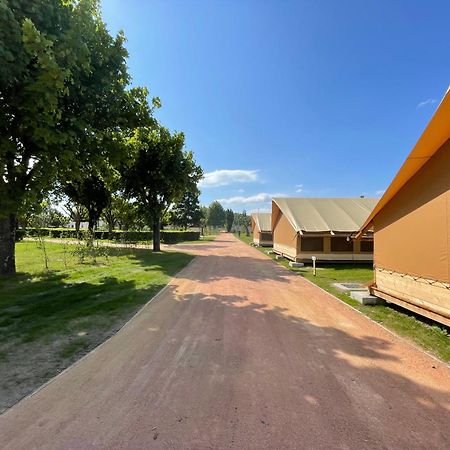 Tente Lodge Pour 5 Personnes En Bordure De La Riviere Allier Au Sein D'Un Petit Camping Saint-Yorre Ngoại thất bức ảnh