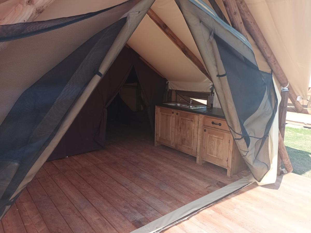 Tente Lodge Pour 5 Personnes En Bordure De La Riviere Allier Au Sein D'Un Petit Camping Saint-Yorre Ngoại thất bức ảnh