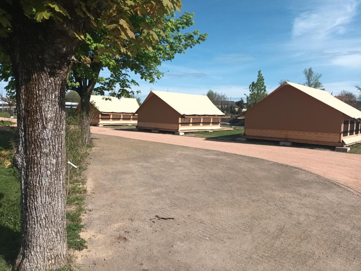 Tente Lodge Pour 5 Personnes En Bordure De La Riviere Allier Au Sein D'Un Petit Camping Saint-Yorre Ngoại thất bức ảnh