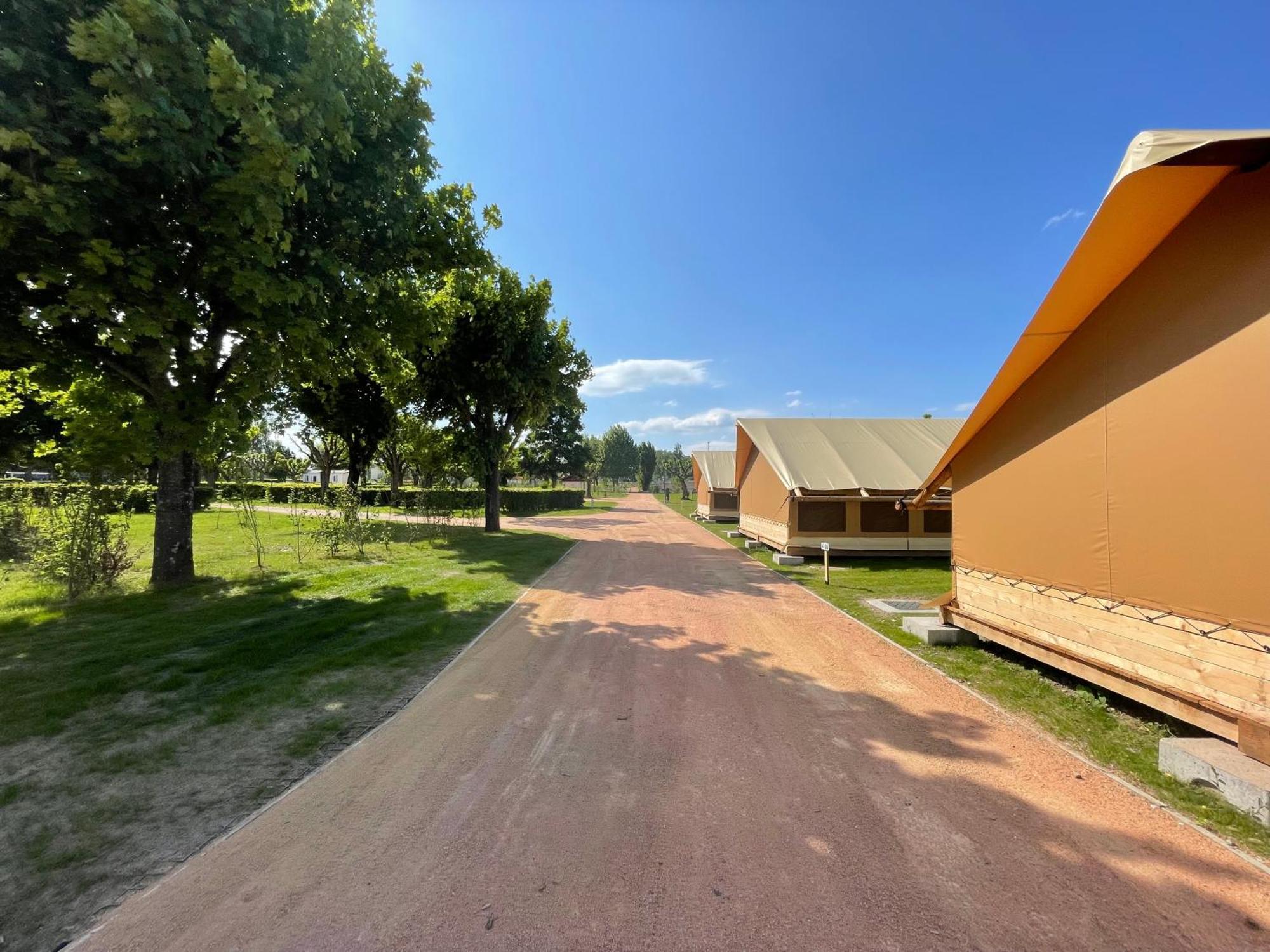 Tente Lodge Pour 5 Personnes En Bordure De La Riviere Allier Au Sein D'Un Petit Camping Saint-Yorre Ngoại thất bức ảnh